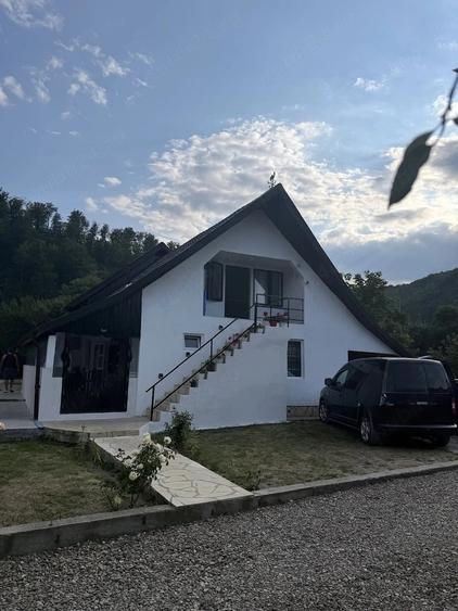 Casă cu 5 camere cu Teren 1800 Mp în Stânca
