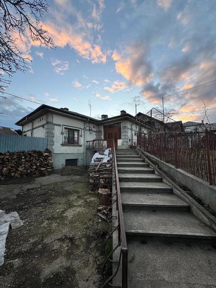 Casă cu 4 camere cu Teren 530 Mp în Central