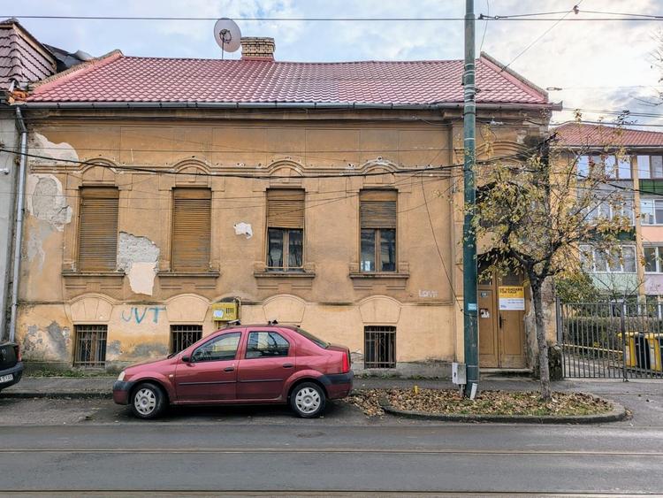 Casă cu 10 camere cu Canalizare în Bălcescu