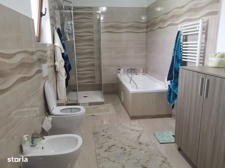 Casă cu 4 camere în Bascov