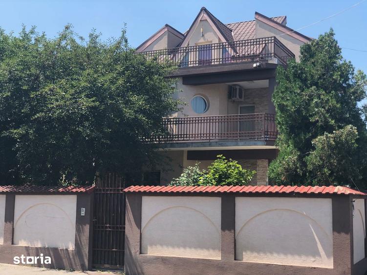 Casă cu 7 camere cu Teren 480 Mp în Apărătorii Patriei