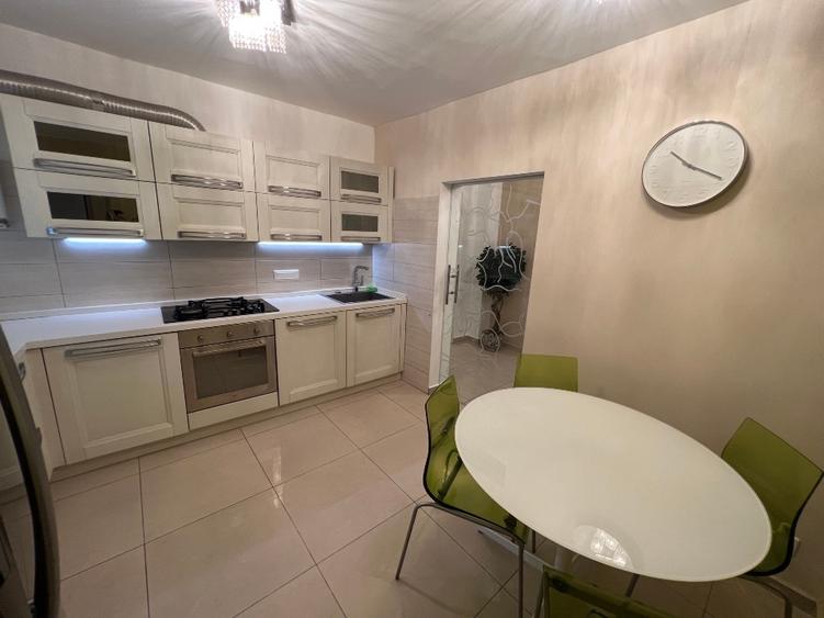 Apartament cu 4 camere decomandat, mobilat în Costin Georgian