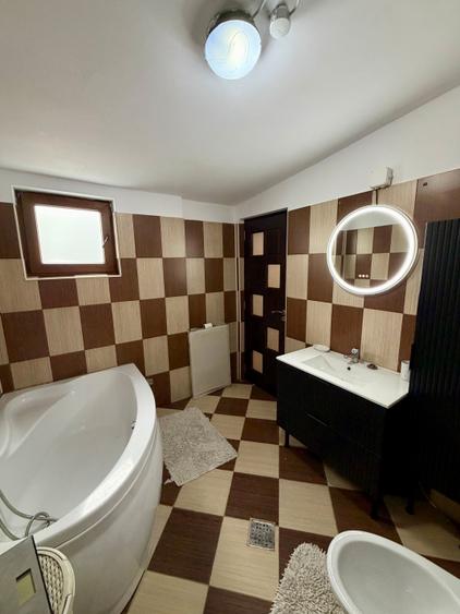 Apartament cu 3 camere semidecomandat în Bucureștii Noi