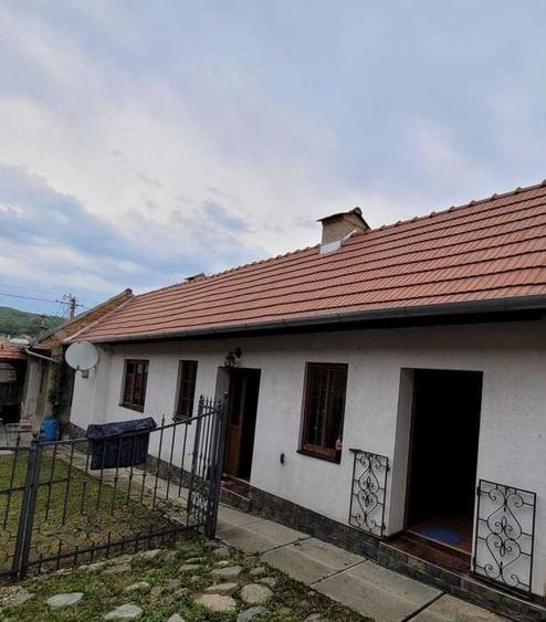 Casă cu 4 camere în Dobârca