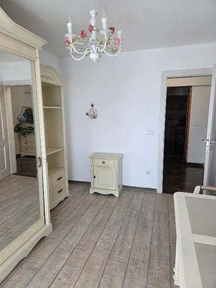 Apartament cu 3 camere decomandat, mobilat în Nicolina