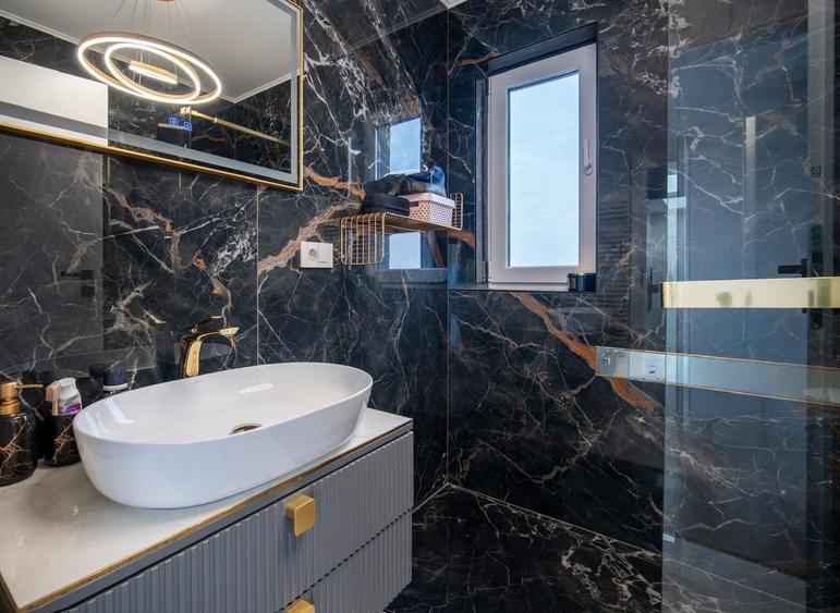 Duplex cu 8 camere cu Canalizare în Central