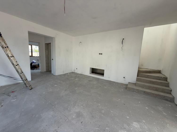 Casă individuală cu 5 camere cu Garaj în Cetate