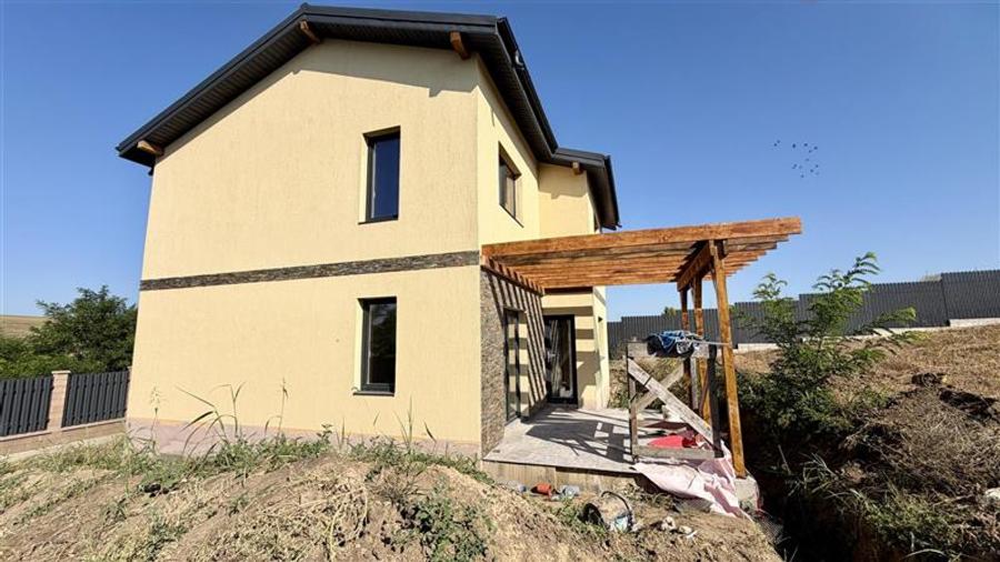 Casă individuală cu 4 camere cu Teren 750 Mp în Popricani