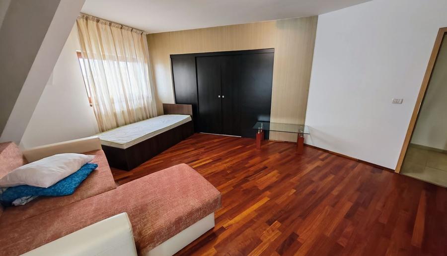 Apartament cu 3 camere semidecomandat, mobilat în Badea Cârțan