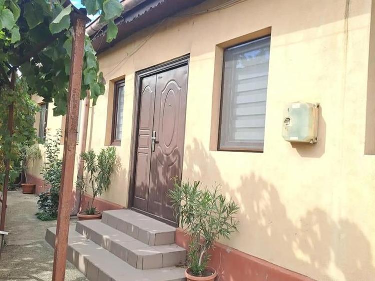Casă individuală cu 6 camere cu Teren 2400 Mp în Central