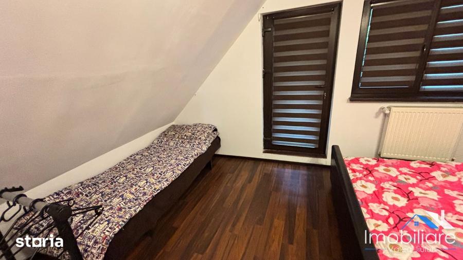 Casă cu 5 camere decomandat cu Teren 100 Mp în Petros
