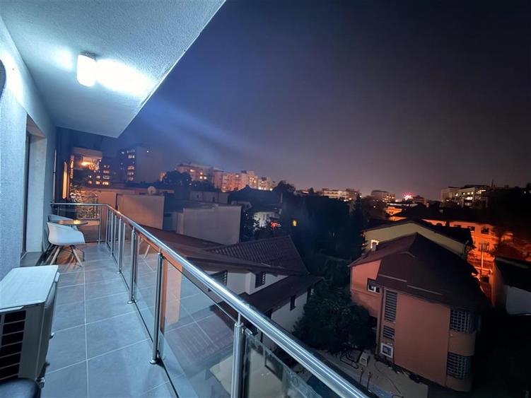 Apartament cu 3 camere semidecomandat, mobilat în Moșilor