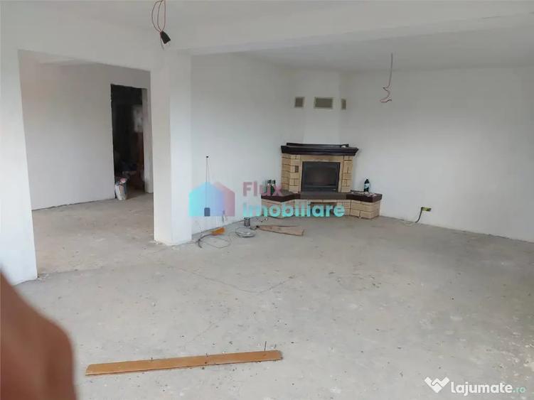 Casă cu 4 camere cu Teren 8450 Mp în Central