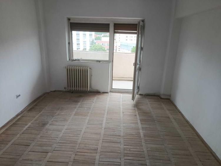 Apartament cu 3 camere decomandat în Deve