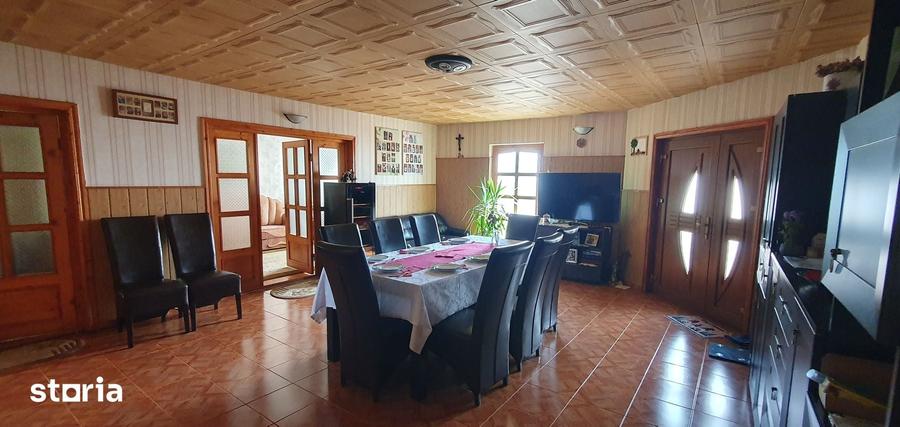 Casă cu 7 camere cu Teren 748 Mp în Borlești