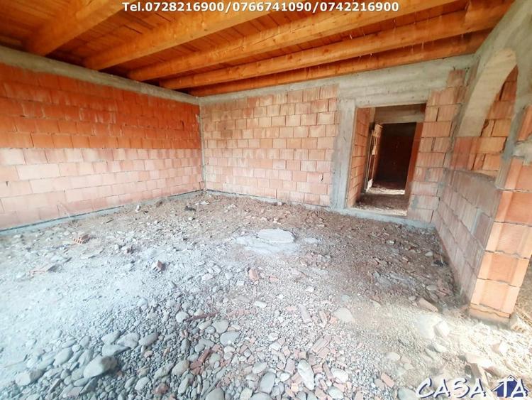 Casă individuală cu 4 camere cu Canalizare în Arcani