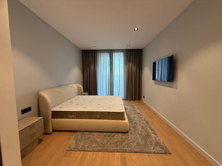 Apartament cu 3 camere semidecomandat în Floreasca