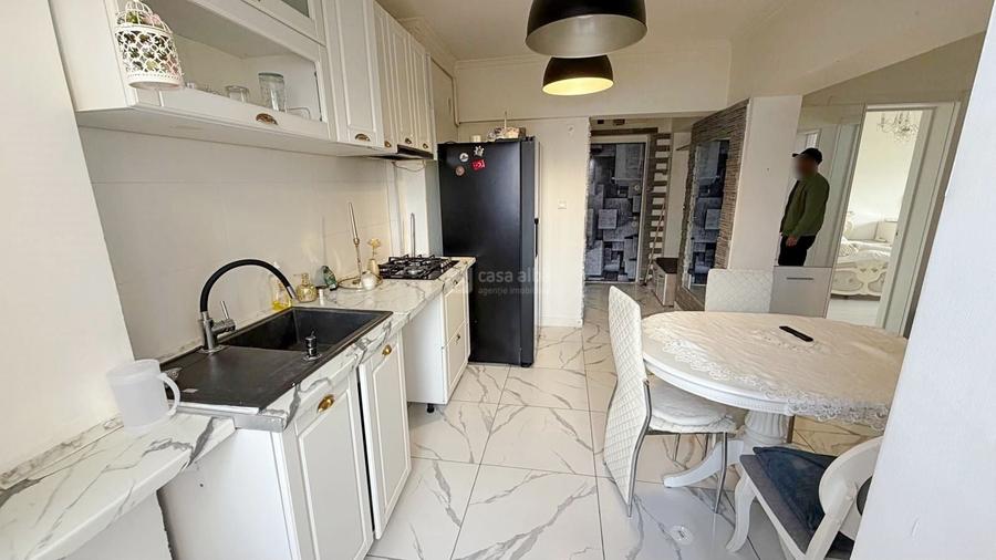 Apartament cu 3 camere decomandat, mobilat în Central