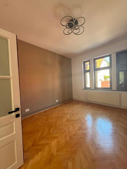 Casă cu 2 camere cu Teren 421 Mp în Centrul Civic