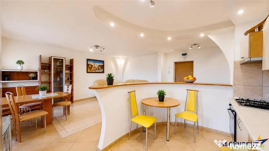 Apartament cu 3 camere decomandat în 13 Decembrie