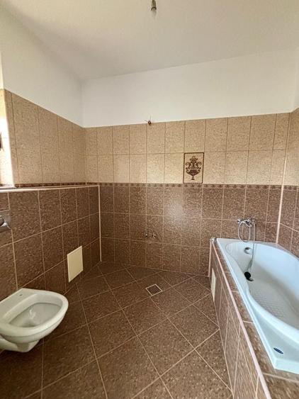 Casă individuală cu 8 camere cu Canalizare în Ion Creangă