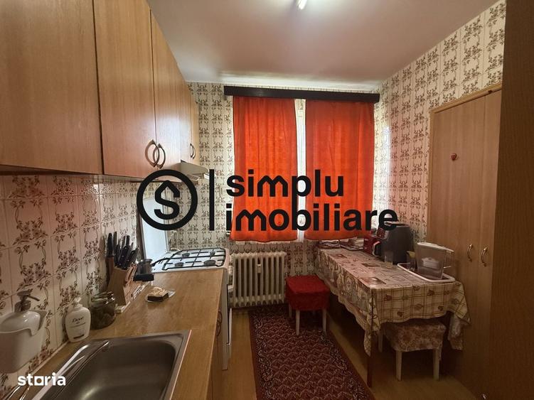 Apartament cu 3 camere semidecomandat în Rovine