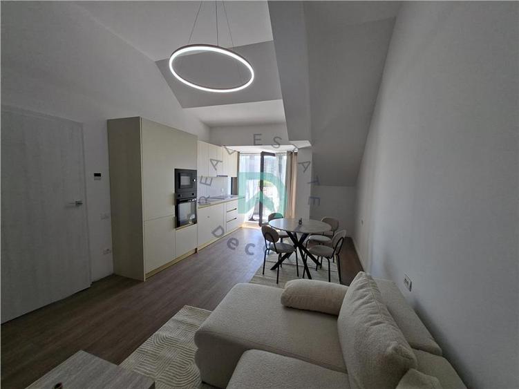 Apartament cu 3 camere decomandat în Tractorul
