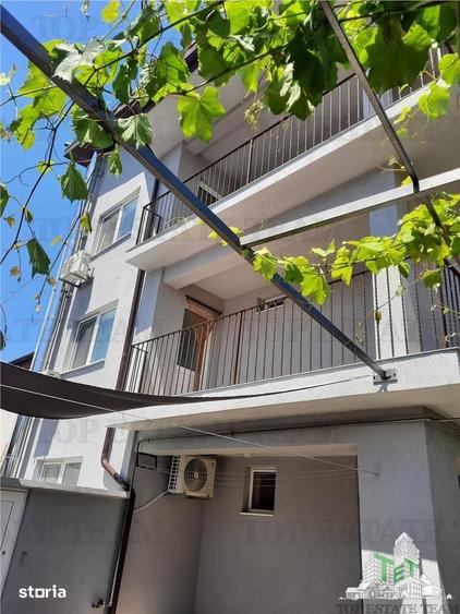 Casă cu 10 camere cu Teren 382 Mp în Sud