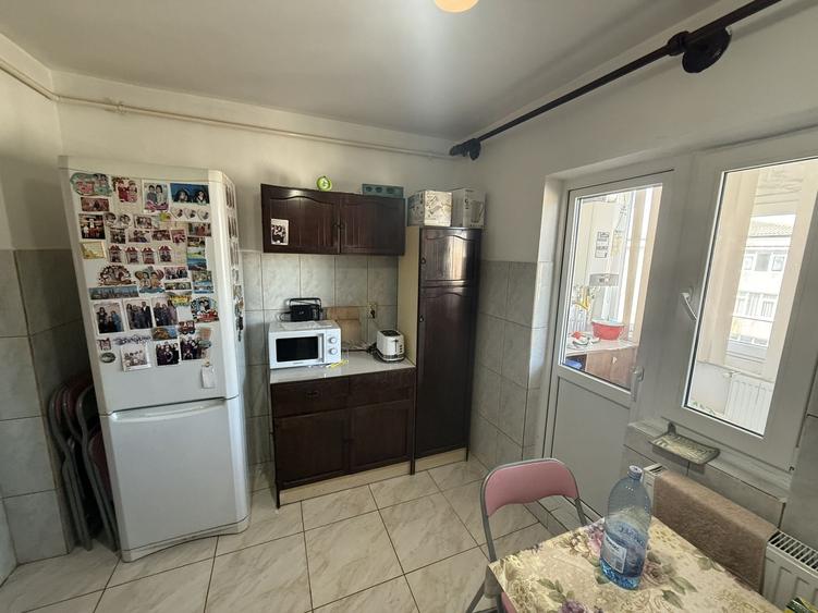 Apartament cu 3 camere decomandat, mobilat în Dacia