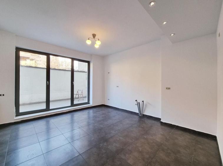 Apartament cu 4 camere semidecomandat în Capitale