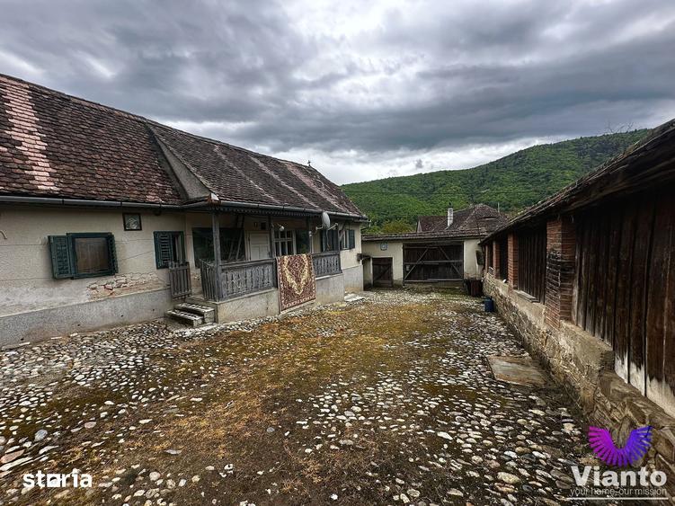 Casă cu 3 camere cu Teren 1100 Mp în Central