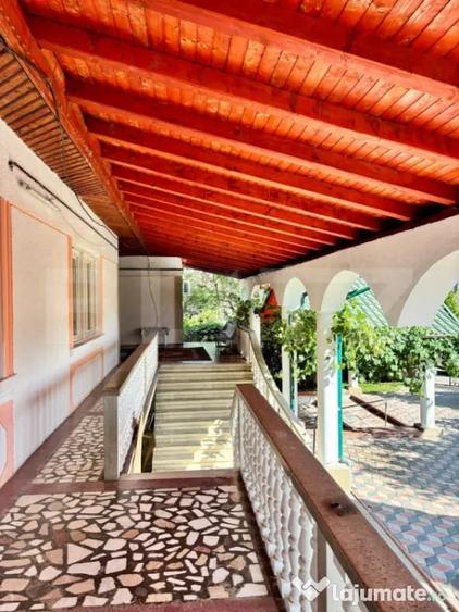 Casă cu 8 camere cu Teren 2235 Mp în Central