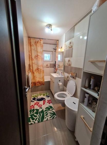 Apartament cu 3 camere semidecomandat în Sânleani