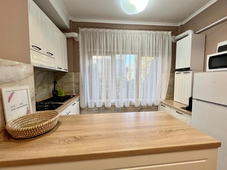 Apartament cu 4 camere decomandat, mobilat în Central