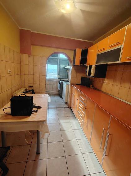 Apartament cu 3 camere decomandat în Micro 16