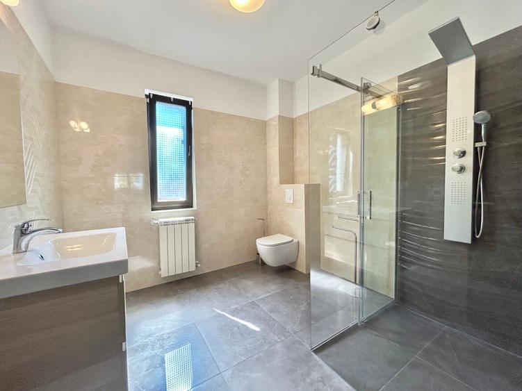 Casă individuală cu 7 camere cu Piscina în Iancu Nicolae