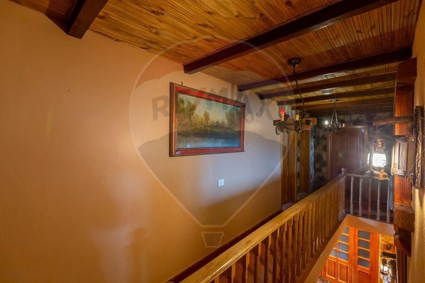 Casă cu 7 camere cu Teren 1020 Mp în Vest