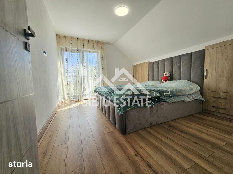 Casă cu 5 camere cu Teren 670 Mp în Roșia