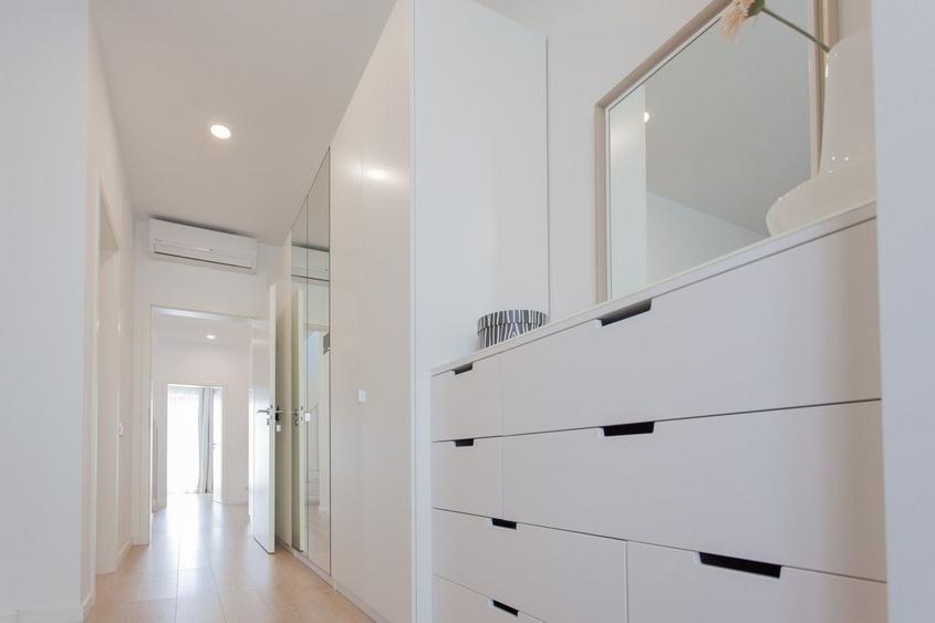 Apartament cu 3 camere decomandat, mobilat în P-ța Victoriei