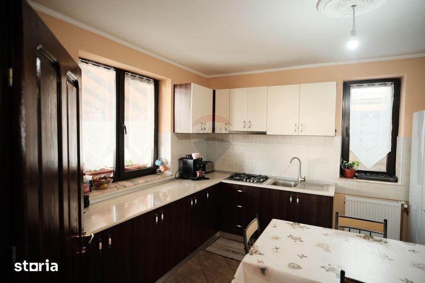 Casă cu 4 camere cu Teren 400 Mp în Central