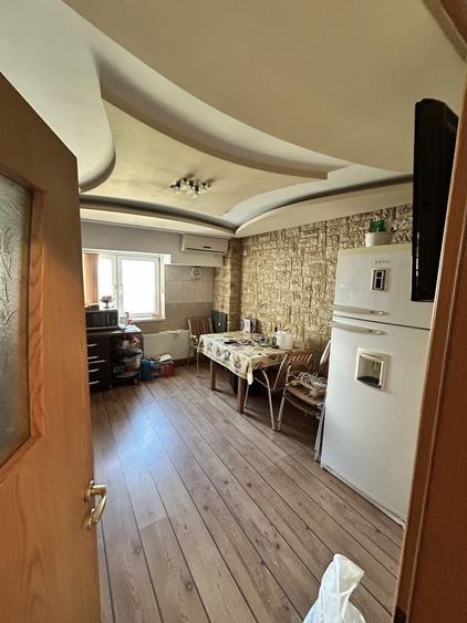 Apartament cu 4 camere decomandat în Tineretului