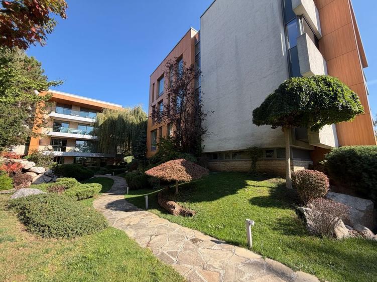 Apartament cu 4 camere decomandat în Băneasa