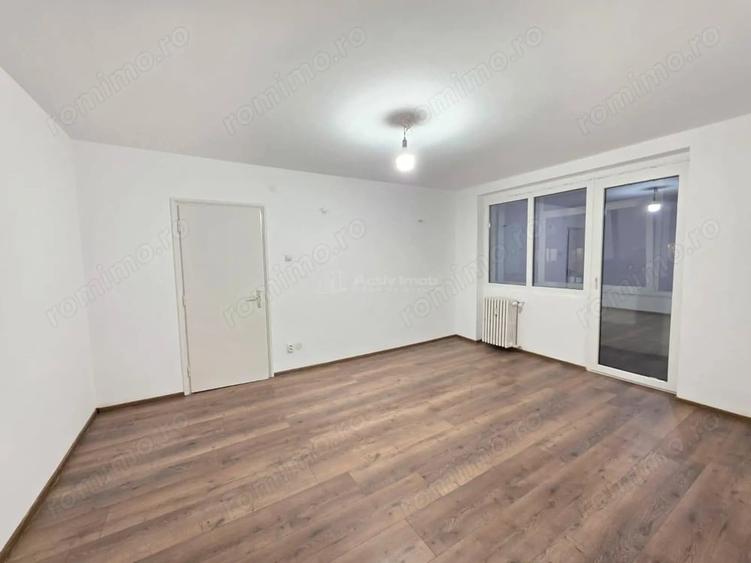 Apartament cu 3 camere semidecomandat în Vatra Luminoasă