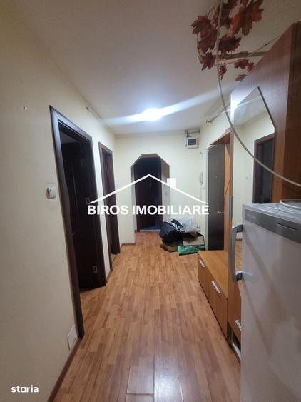 Apartament cu 3 camere decomandat în Rovine