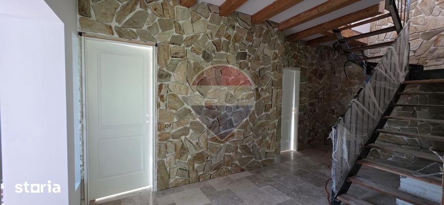 Casă cu 5 camere cu Teren 3400 Mp în Răzvad