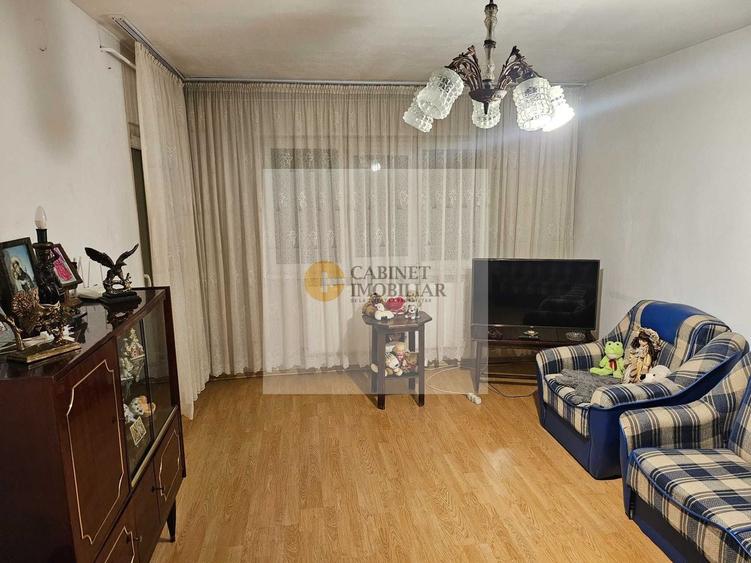 Apartament cu 3 camere decomandat în Apusului