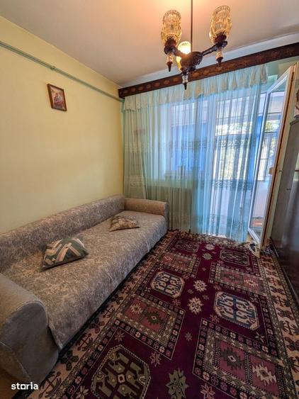 Apartament cu 3 camere semidecomandat în Calea București