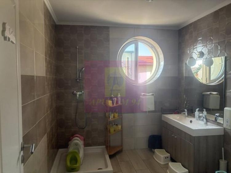 Casă cu 5 camere cu Teren 446 Mp în Drumul Sării