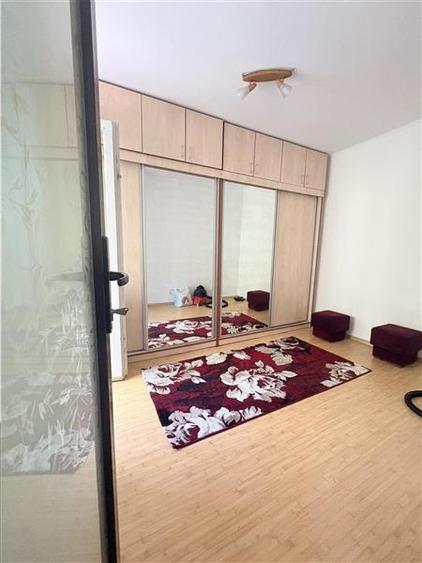 Apartament cu 3 camere semidecomandat în Est