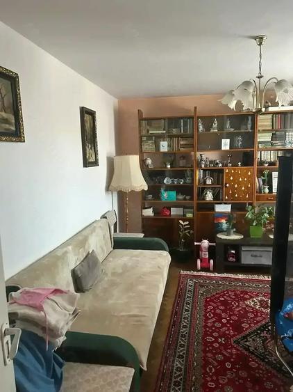 Apartament cu 4 camere semidecomandat în Favorit
